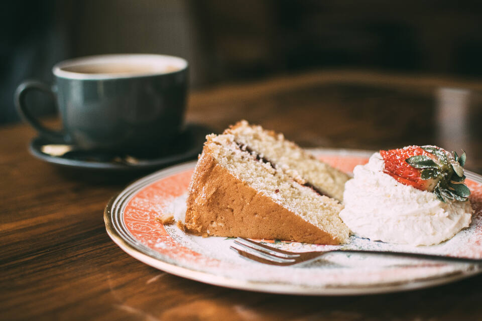 Tortaszelet kávé mellett, illusztráció